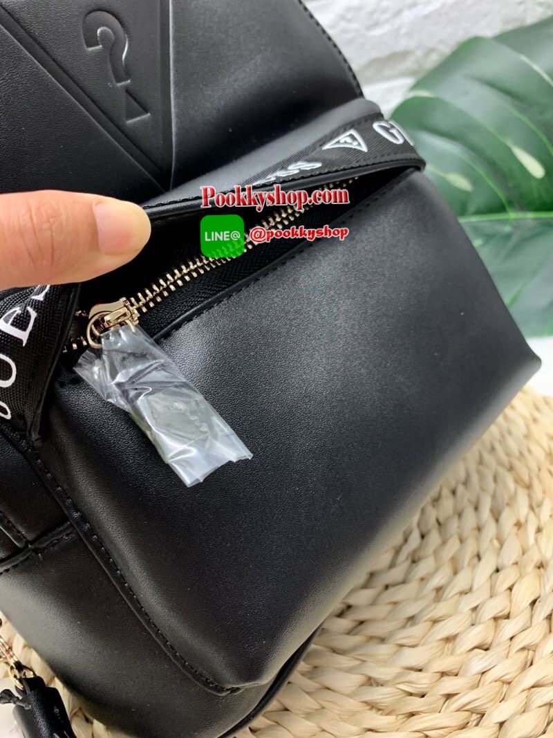 New !! GUESS GESABEL GYM BACKPACK กระเป๋าสะพายหลังได้//สะพายข้างได้ วัสดุหนังนิ่ม น้ำหนักเบา รูปทรงน่ารักมากๆค่ะ ด้านหน้ามีช่องซิปหนึ่งช่อง เปิดปิดกระเป๋าด้วยซิป มีพวงพู่แบรนด์ห้อยเพิ่มความเก๋เข้ามาให้ด้วย พวงพู่สามารถถอดแยกออกได้ด้วยค่ะ ภายในกระเป๋าโล่งก