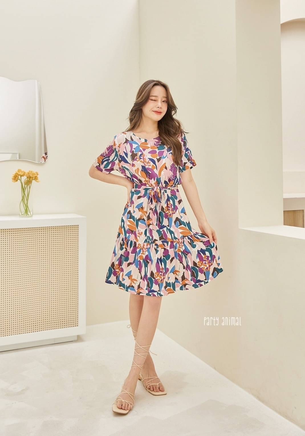 รอบนี้เป็นลายดอกไม้สีน่ารักมากค้าา เดรสคอกลมทรงแขนสั้นต่อชายระบาย ทรงน่ารักใส่ได้บ่อยๆค่ะ ผ้า cotton เนื้อนุ่มใส่สบายค่ะ มีซับในตัวให้ด้วย ซิปหลัง มีกระเป๋าล้วงด้านข้าง มาพร้อมสายผูกเอวค้า