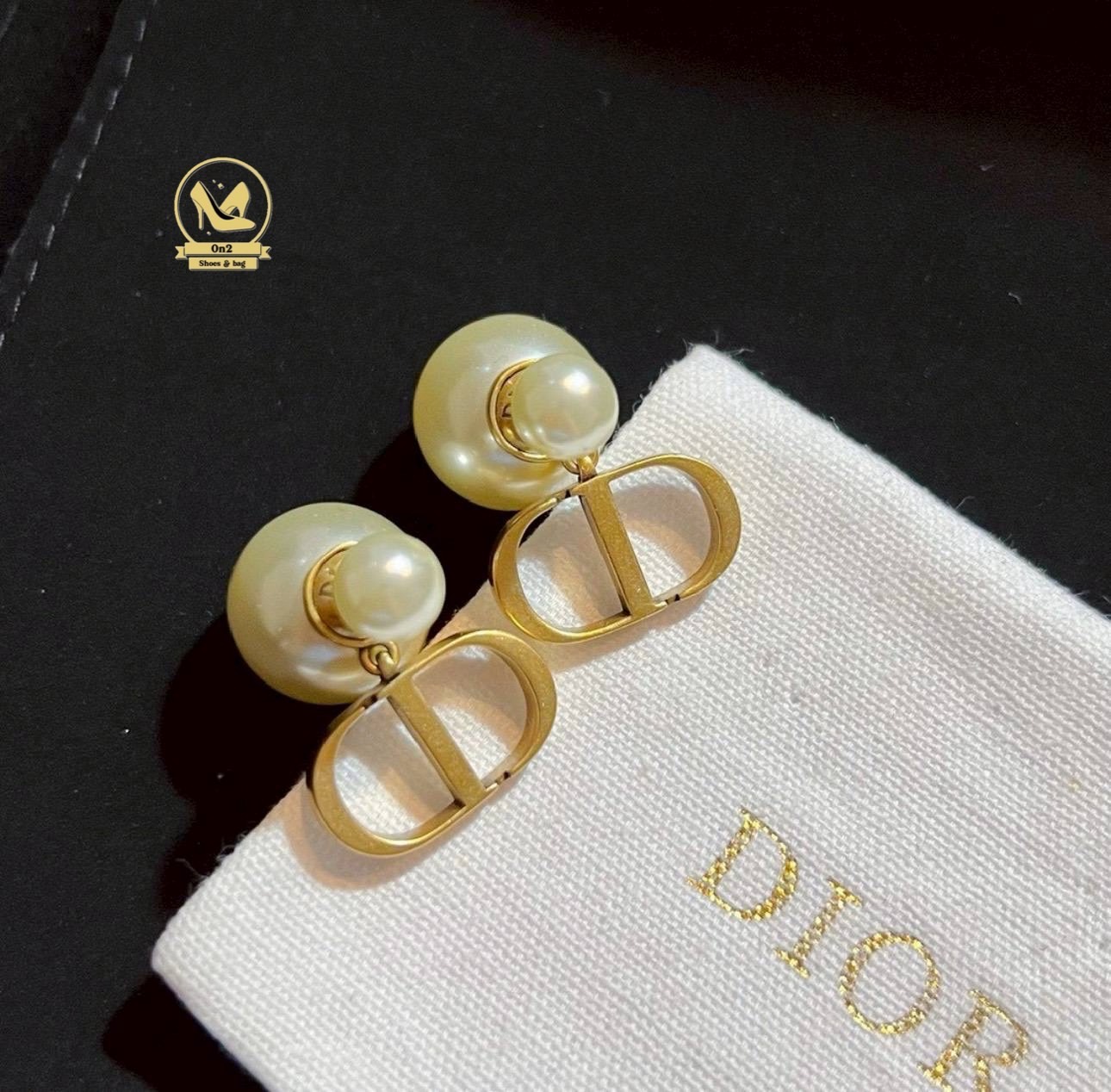 💎✨ ต่างหู DIOR งาน ออริ สุดหรู! ✨💎 ดีไซน์เรียบหรู ใส่แล้วดูแพง งานเนี้ยบทุกมุม 📷 ถ่ายจากสินค้าจริง งานเหมือนแท้ เหมาะสำหรับใส่ออกงาน หรือแมตช์ลุคเรียบหรูในทุกวัน