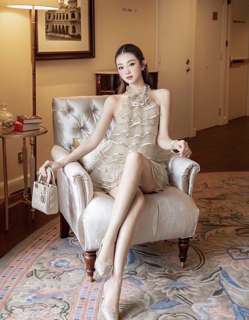 เดรสแฟชั่น ชุดเดรสเนื้อผ้าชีฟองเนื้อนุ่มไหลเบา ดีไซน์โค้งรับสรีระ พร้อมแต่งระบายหลายชั้นอย่างลงตัว