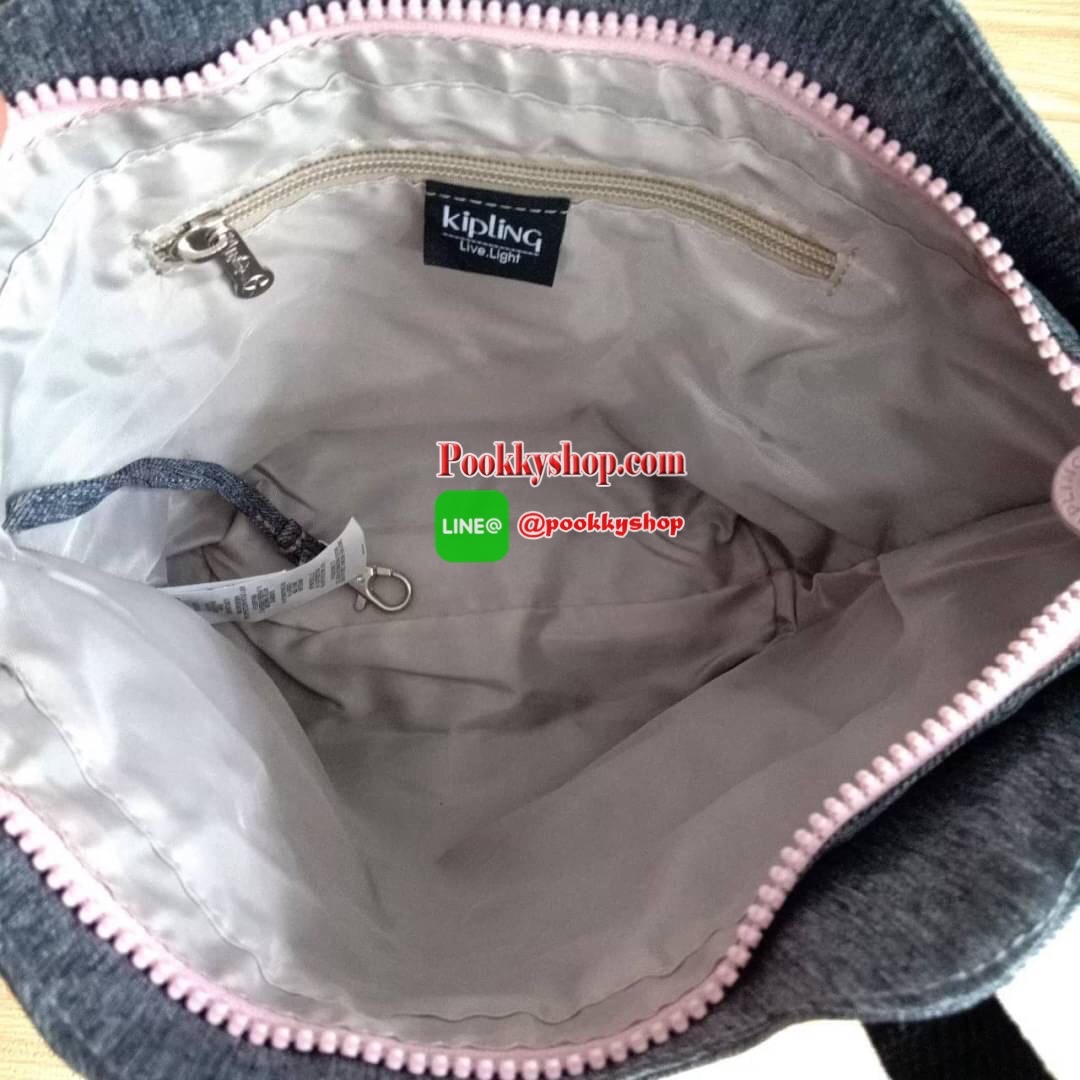 KILING NORI Handbag & Shoulder bag กระเป๋าถือหรือสะพายขนาดกลาง ทำจากวัสดุ ผ้า Nylonเคลือบ+Polyester น้ำหนักเบา จุดเด่นที่ช่องหลักมีขนาดใหญ่ พร้อมช่องซิปแยกย่อย สามารถใส่สัมภาระได้เยอะ มาพร้อมสายสะพายยาว สามารถปรับระดับได้ตามความต้องการ มีพวงกุญแจลิงห้อยตา