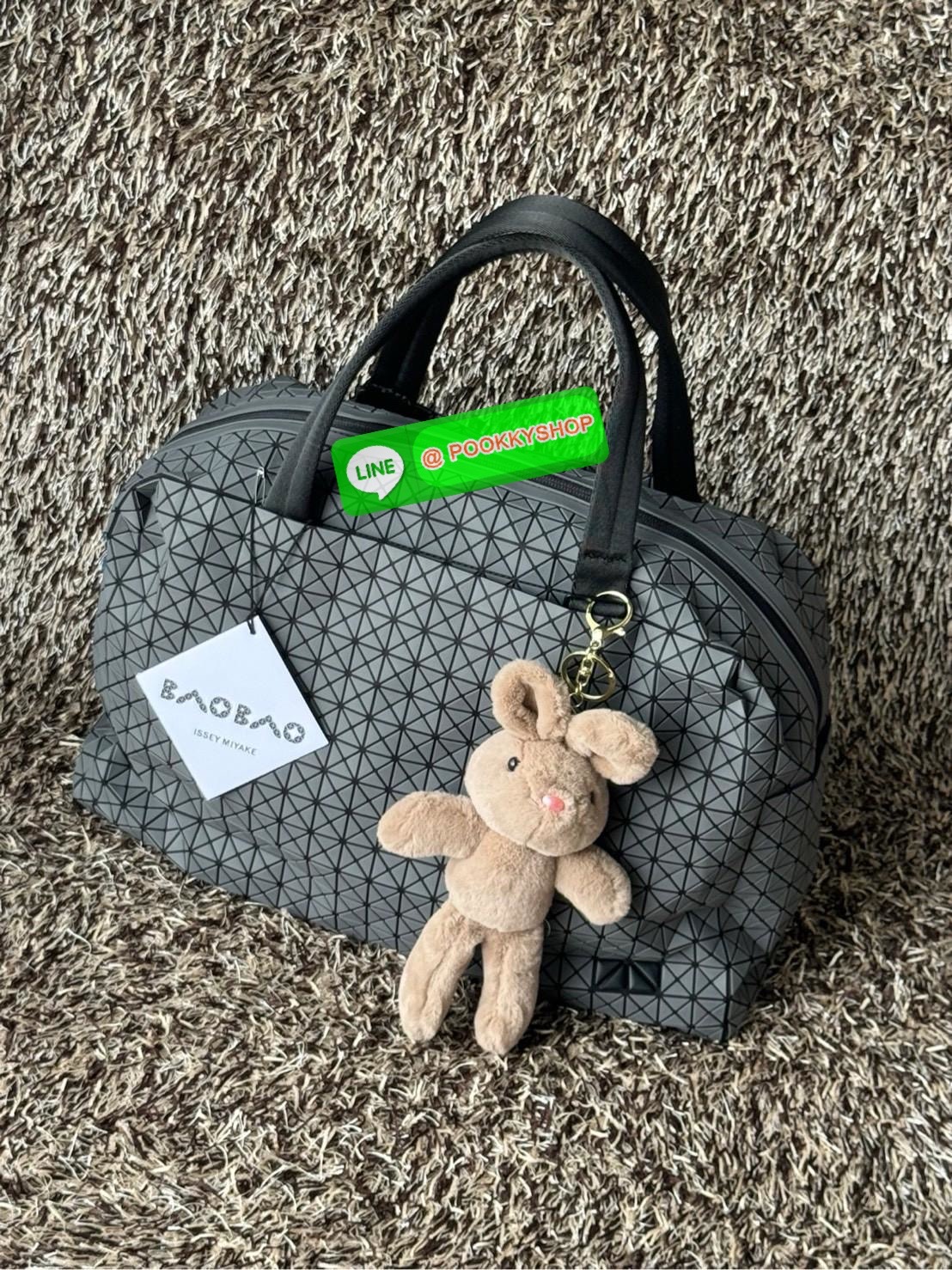 Baobao issey miyake cargo tote matte กระเป๋า CARGO สไตล์บอสตัน มีหูจับแบบบุหนา มีฐานกว้างใส่ได้เยอะ สาทารถใส่สัมภาระที่จำเป็นในการเดินทาง หรือมีพื้นที่จัดเก็บสิ่งของที่เราต้องใช้ในการทำงานด้วย เช่น โน้ตบุ๊ก สมุดจดบันทึก แฟ้มเอกสารต่าง ๆ ดีไซน์หรูดูสุภาพเร