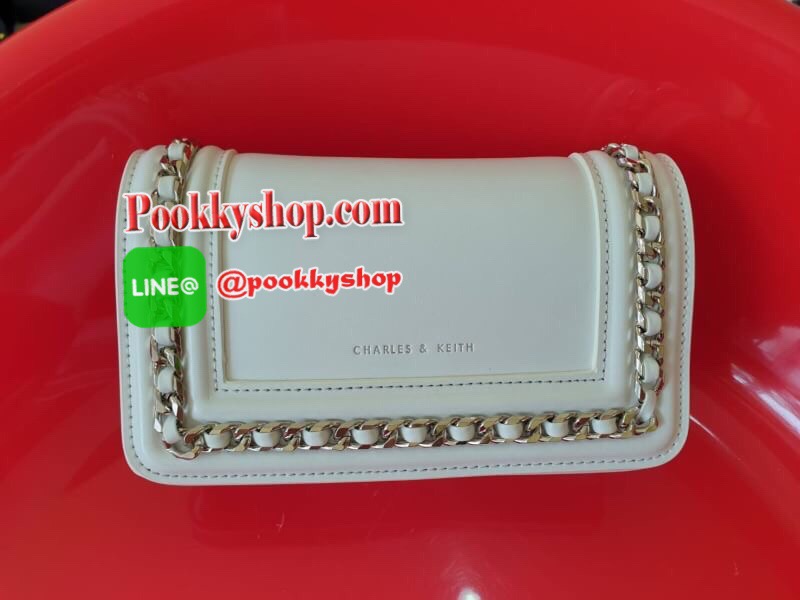 Charles&Keith Chain Rimmed Clutch กระเป๋าสะพายรุ่นใหม่!!ทรงcrossbodyหรือถอดสายถือเป็นทรงคลัชท์ได้ มีดีเทลโซ่ร้อยหนังรอบใบ เปิดปิดด้วยกระดุมแม่เหล็กใช้งานง่าย ภายในมีช่องซิป ช่องเสียบบัตรและช่องใหญ่ใส่ตระกูลพลัสได้ แยกเป็นสัดส่วน มาพร้อมสายสะพายแบบโซ่ต่อหน