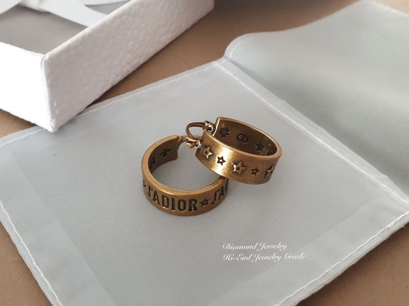 Super Hi-End Quality !!!! ((งาน 1:1 เหมือนในช็อปมากที่สุดในท้องตลาด)) Christian Dior Earring ต่างหูห่วงดิอองาน 1:1 เหมือนของแท้เป๊ะๆค่ะ รับรองงานสวยมากกกกก ดูหรู ดูผู้ดีสุดๆ งานดี เพชรคุณภาพดีมากๆมากๆคะรับประกันความพอใจเลยค่ะ ตัวเรือนสีทอง งาน laser stamp
