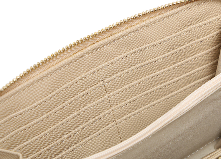 กระเป๋าสตางค์ Aldo กระเป๋าถือ สีครีม แบรนด์เนม Aldo แบรนด์หรูจาก แคนนาดา เนื้อสีครีม มีลายTexture ในตัว ช่องใส่ของใหญ่2ช่อง ช่องเสีบบัตร 2ด้าน