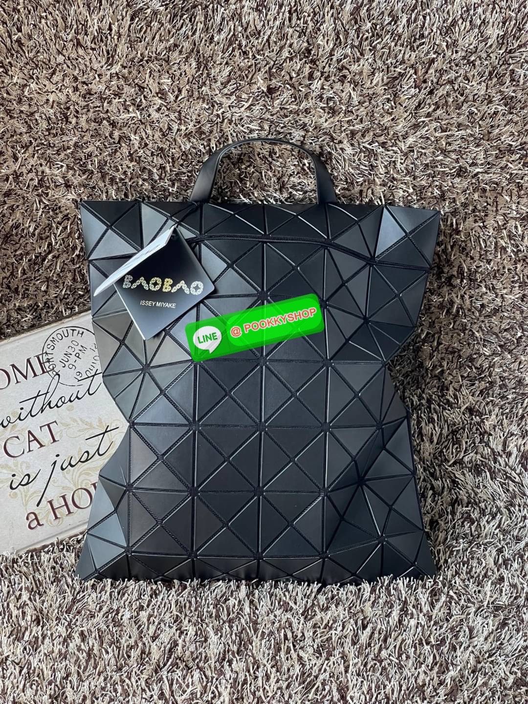 💕BAO BAO ISSEY MIYAKE FLAT PACK BACKPACK รุ่นนี้มีขนาดปานกลาง ไม่เล็กไม่ใหญ่จนเกินไป ดีไซน์เก๋ตามแบบฉบับของแบรนด์ มองเผิน ๆ อาจจะคิดว่ากระเป๋าแบนคงจุของได้ไม่เยอะ แต่บอกเลยว่าใส่ของได้เยอะกว่าที่คิด ด้วยดีไซน์รูปทรงสามเหลี่ยมที่ประกบกัน เมื่อใส่ขอ