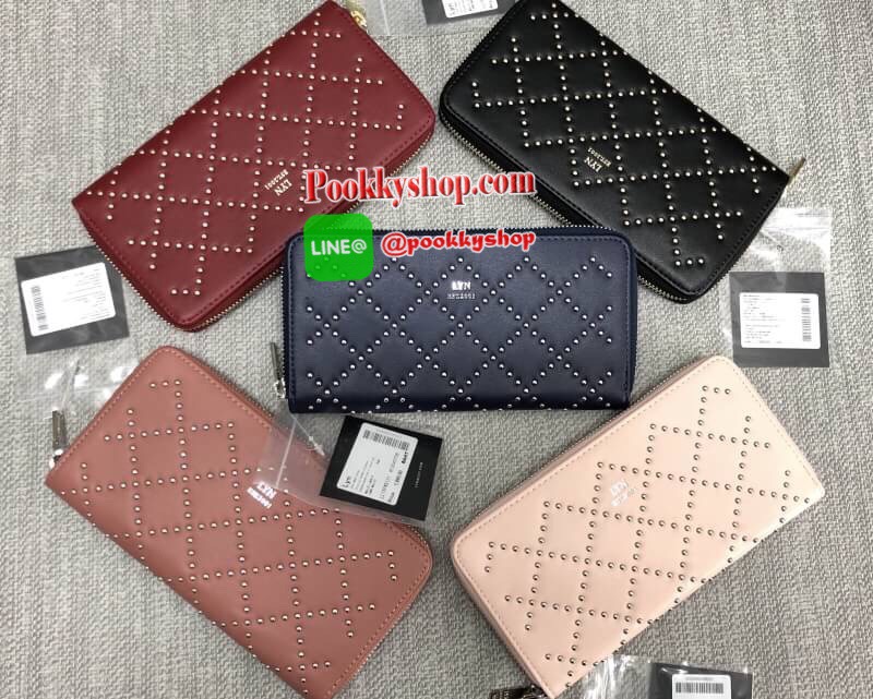 New arrival. LYN ALESSIA LONG WALLET BAG พร้อมส่งรุ่นใหม่ล่าสุดปี 2018 ค่ะ!!! กระเป๋าสตางค์ใบยาวซิปรอบ ตัวกระเป๋าปักหมุดกลมทรงข้าวหลามตัด เก๋มากๆค่ะ เปิดปิดกระเป๋าแบบซิป ภายในแบ่งสามช่อง มีช่องซิปกลาง ช่องหน้าหลังใส่ธนบัตร มือถือพวก iphon ได้ และช่องเสียบ