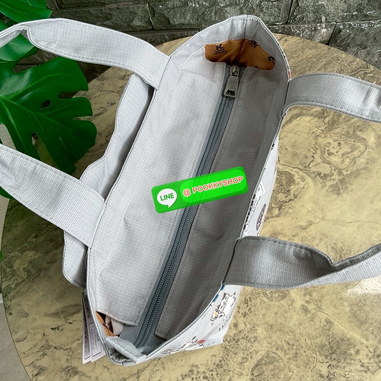 กระเป๋าถือ คล้องแขน ทรงโท้ทสุดเก๋และน่ารัก Nekomaruke Hamipoke Bag จาก Kusguru Japan กระเป๋าโท้ทสุดน่ารักใบนี้เหมาะสำหรับผู้หญิง และเป็นไอเทมใหม่ในคอลเลกชันฤดูใบไม้ผลิ/ฤดูร้อน 2025