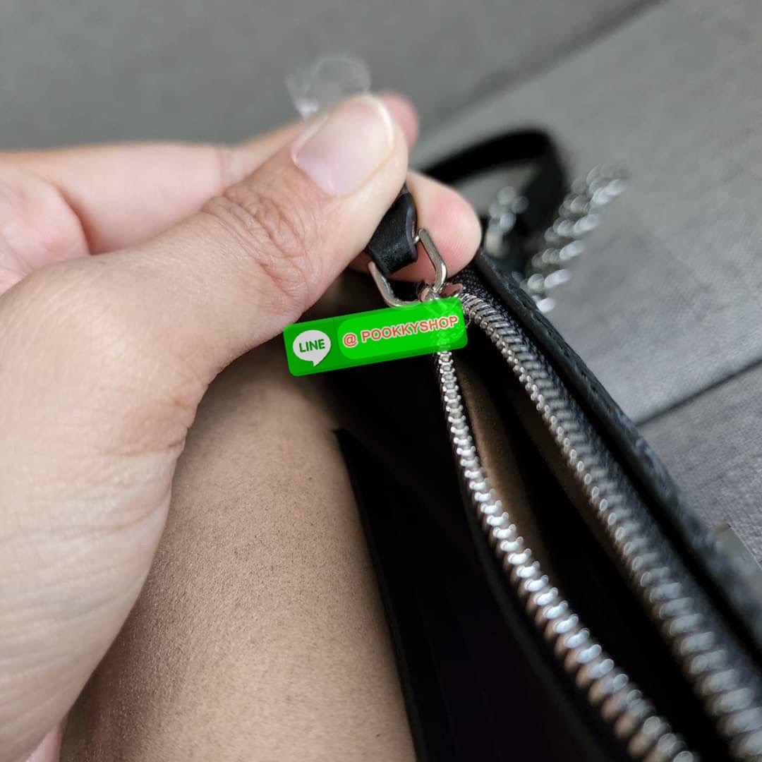 MCM Gretl Cossbody in visetos กระเป๋า Gretl กระทัดรัด ไอเทมใหม่ สุดฮิต ที่สาวๆต้องมีคะ วัสดุหนังแคนวาส ตัดหนังแท้ มาพร้อมสายสะพายโซ่อะไหล่สลับหนัง ข้างช่องโล่งสามารถใส่มือถือ iPhone Pro max ได้เหมาะสำหรับสะพายเที่ยวชิวๆในวันหยุดพักสบายๆ สีน้ำตาลคอนยัคทีแม