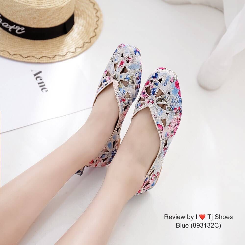 พร้อมรองเท้าคัชชูเพื่อสุขภาพ ที่สวยเกร๋สุดๆ รุ่นนี้เป็นงานสั่งทำพิเศษ วัสดุเกรดพรีเมี่ยมทั้งหมด ผ้าลายนี้เกร๋มาก น้ำหนักเบา สวมใส่ง่าย พื้นมีรูระบายอากาศใส่แล้วเท้าไม่อับ รุ่นนี้ใส่นิ่มมากนิ่มสุดๆเดินทั้งวันได้สบายๆ แมทกับชุดอะไรก็เกร๋ก้สุดๆ แถมใส่ได้เรื่