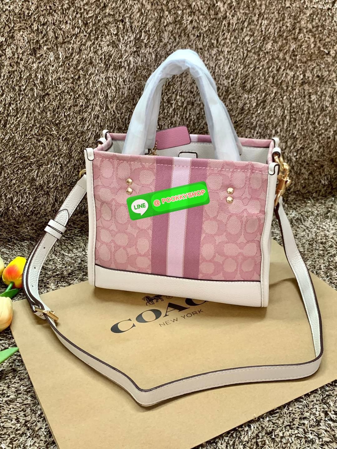 COACH DEMSEY TOTE IN SIGNATURE JACQUARD WITH COACH PAT ((C8417//C5115)) พร้อมส่งที่ไทย ห้ามพลาด สีน้องสวยมากๆค่ะ กระเป๋าทรงTote ขนาดพอดีลำตัว ใช้วันไหนๆก็เหมาะมากค่ะ วัสดุJacquard ทอลายแบรนด์ ตัดขอบหนังแท้ สวยงามมากๆค่ะ ด้านหน้าจะมีป้ายวงกลมโลโก้แบรนด์อัน