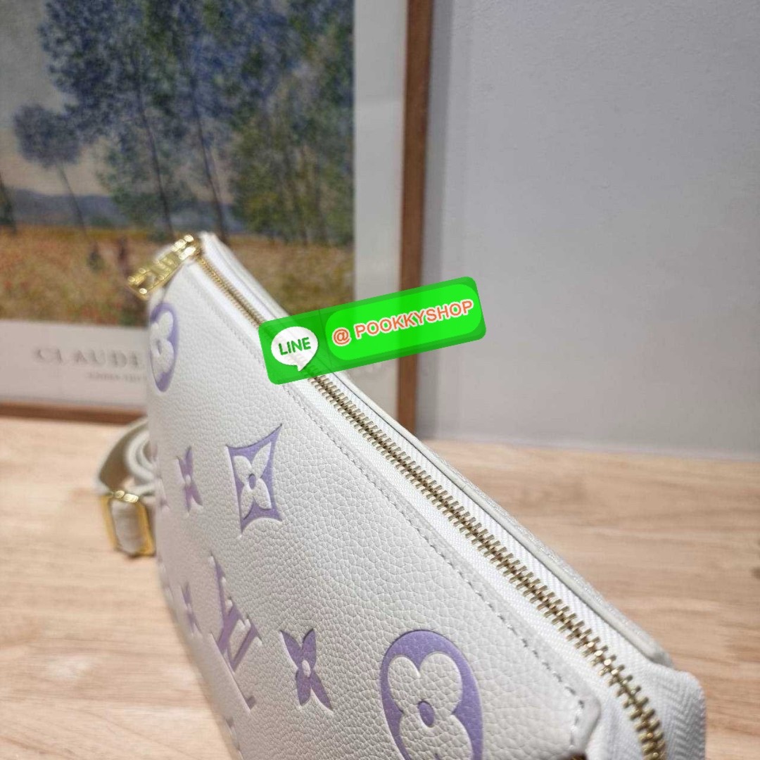 LV coussin pm bag 🔆 Details กระเป๋าสะพายกึ่งคลัชท์ สุดล้ำ ดีไซน์ใหม่ สีลิมิเต็ด ล่าสุดจากเคาน์เตอร์ duty free มาแรงมาก ด้วยความสวยปังตั้งแต่แรกเห็น มาพร้อมสาย 2 เส้น สวยลัคชูแบบสับๆ มีสายโซ่ที่มีดีเทลละเอียดไม่ซ้ำ และสายสปอร์ตครอสบอดี้ ที่จะคล้องไ