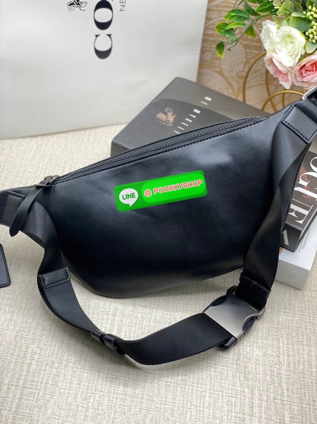 Coach 40345 Rivington Belt Bag In Signature Canvas สายแฟต้องร้องว้าว “ลายมีอยู่ทั่วไป…แต่ลายที่มี C อยู่ด้วย ใครเห็นก็รู้ว่า ‘เท่แบบ Coach’” Coach Charter Belt Bag ลาย C สุดเก๋ ทรงโค้งครึ่งวงรี คาดอกได้เท่ คาดเอวก็เก๋ ใครใส่ก็หล่อดูดี มีเอกลักษณ์เฉพาะตัว!