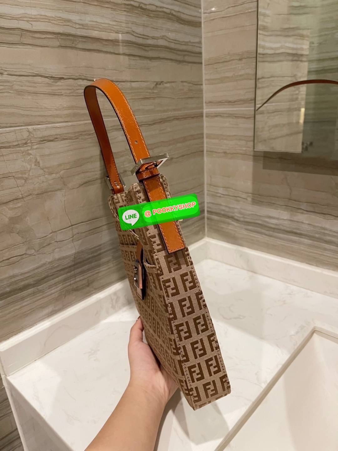 Fendi Women's Brown Zucca Canvas Shoulder Bag กระเป๋าสะพายข้างใหม่ล่าสุดดีไซน์ลวดลายรอบใบ มี texture โดดเด่นน่าใช้ ดูหรูและคลาสสิคในตัว วัสดุผ้าแคนวาสทนทาน ภายในเป็นช่องโล่ง ใส่โทรศัพท์กระเป๋าสตางค์ใบยาวได้สบายๆ ครบเซ็ทพร้อมเสิร์ฟความสวยให้ถึงบ้านจ้า