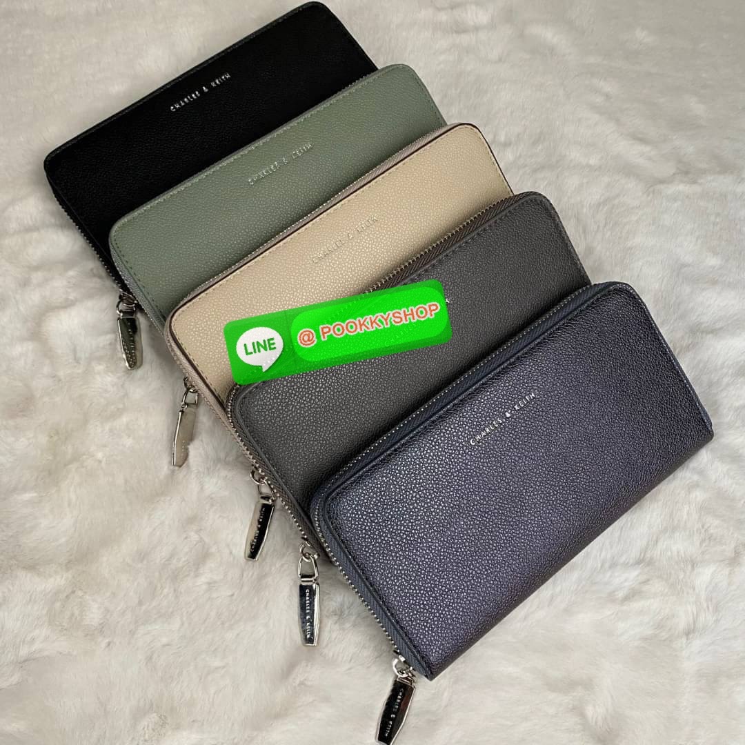 CHARLES & KEITH LONG ZIP AROUND WALLET กระเป๋าเงินใบยาวซิปรอบถูกหลังฮวงจุ้ย คอลเลคชั่นสีสุภาพหนังปั๊มลายคาเวียร์ทั้งใบ น้ำหนักเบา ด้านในกระเป๋าแบ่งเป็น 3 ช่องใหญ่ มีช่องซิปใส่เหรียญตรงกลาง จุการ์ด 12 ช่อง สามารถใส่ธนบัตรได้ตามยาวอีก 2 ช่อง มาพร้อมกล่องและ