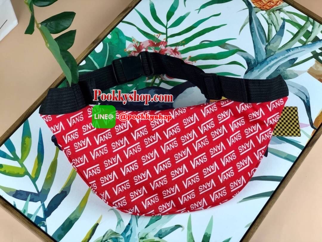 New! กระเป๋าสไตล์คาดอกจาก Vans วัสดุโพลีเอสเตอร์กันน้ำได้เล็กน้อย ทำลวดลายโลโก้แบรนด์ทั้งใบ เปิดปิดแบบซิปที่ด้านหน้า ด้านในมีช้องซิปเล็กให้ 1 ช่อง สามารถใส่กระเป๋าเงินใบยาวและiPhone plus ได้สบายๆค่ะ สายคาดอกปรับสายได้ตามต้องการ มีทั้งหมด 4 สีให้เลือกค่า