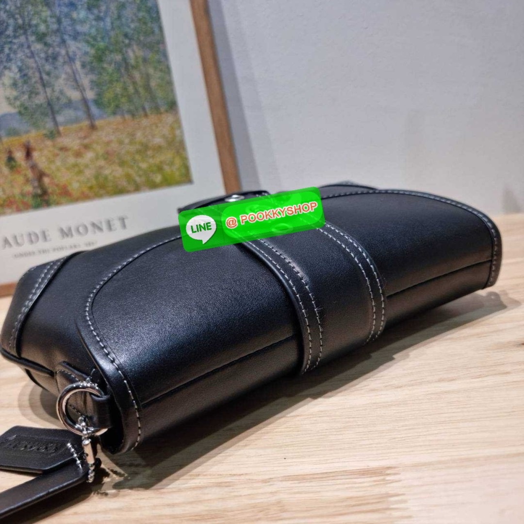 COACH CR737 SOHO BAG IN REPURPOSED DENIM 🔅 Details เลิกสวยแซ่บกี่โมงคะคุณน้า! ไอเท็มให้พาใจสั่นมาอีกแล้ว! กับกระเป๋าสะพายไหล่สไตล์วินเทจ ที่ยังคงแมสและฮอตมาก ด้วยรูปทรงที่ใช้งานง่าย ไม่เกะกะ แต่มีความเรียบหรูในตัว กระเป๋าปิดด้วยกระดุมแม่เหล็ก ภายใ