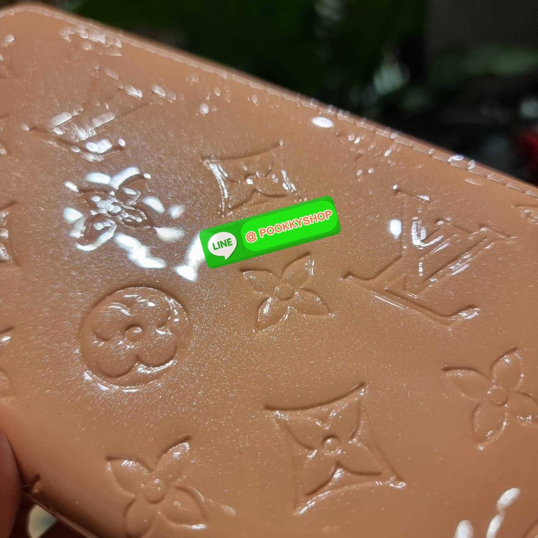 NEW IN!! LV long zip wallet with gwp กระเป๋าสตางค์พรีเมี่ยมกิ๊ฟ ดีไซน์ล่าสุด หนังแก้ววิบวับ หรูหรามาก ใบยาวขนาดกำลังเหมาะมือ ถือแล้วขับผิว ถือออกงานก็คือเลิศ วัสดุหนังแก้วเคลือบผิวกลิตเตอร์ เล่นกับแสงสวยมาก เปิด-ปิดด้วยซิปรอบ ภายในมีช่องใส่บัตรเยอะมาก มีช