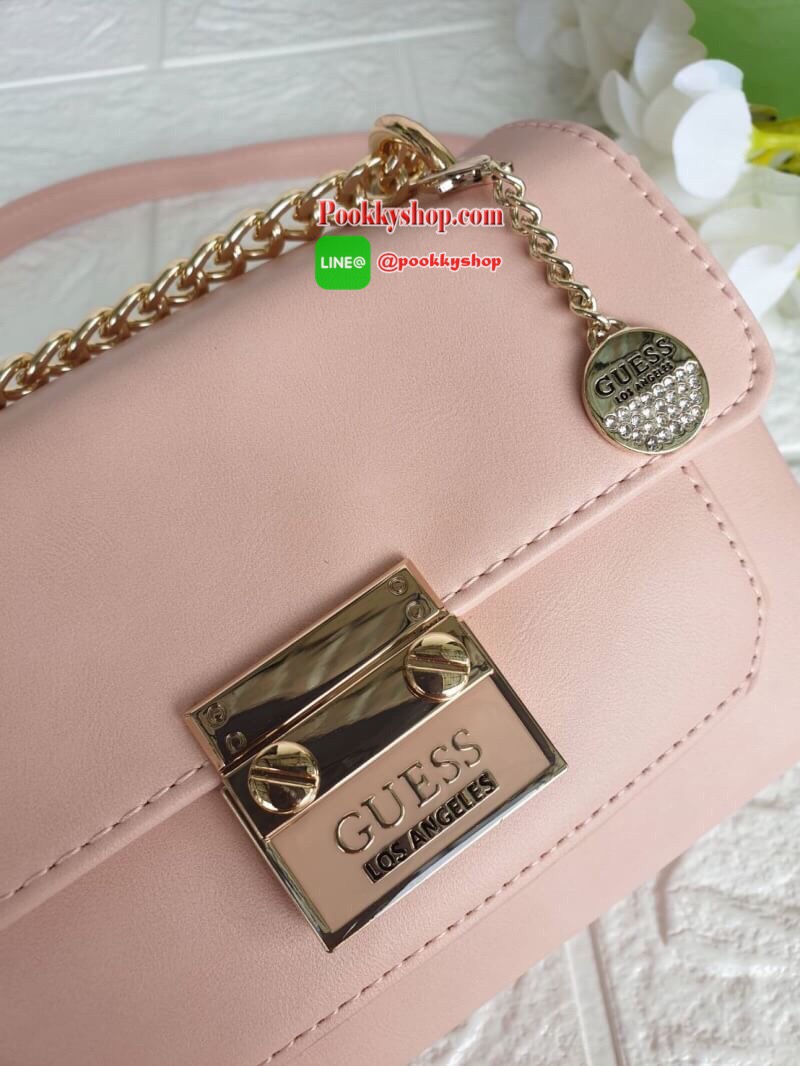 Guess Mini Crossbody Bag กระเป๋าสะพายข้าง Crossbody หนังนิ่มเรียบอยู่ทรง มาพร้อมพวงกุญแจแบรนด์ฝังเพชรสวยหรู ดูแพง พวงกุญแจถอดออกได้ กระเป๋าขนาดกำลังพอดี น่ารัก น่าใช้ค่ะ เปิด-ปิดด้วยกระดุมแป็ก ด้านหน้าติดโลโก้แบรนด์อะไหล่ทอง ภายในโล่ง ซับในผ้าอย่างดี มีช่