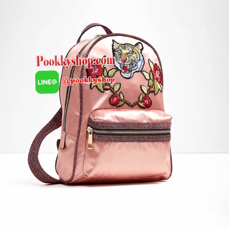 ALDO Grawn Satin Backpack with Tiger&Rose Patches กระเป๋าเป้สะพายหลังจาก ALDO แบรนด์ดังแคนนาดา ดีไซน์สุดชิคปักลายเสือและดอกไม้สวยทั้ง2สี ด้านหน้ามี 1 ช่องซิป เปิดปิดด้วยซิปคู่สะดวกใช้ ภายในมีโลโก้ ช่องซิปและช่องใส่ของ จุได้เยอะ ใส่ ipad ได้ น้ำหนักเบา หูจ