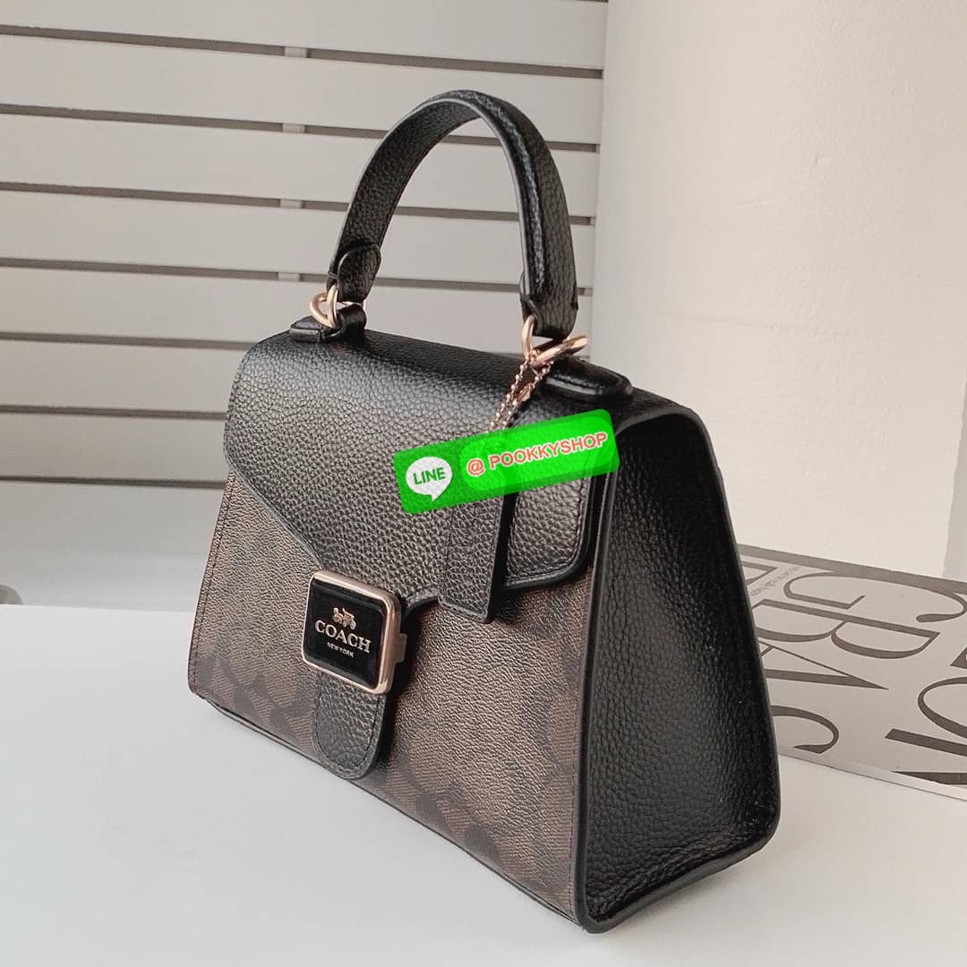 “Classic elegance with a modern twist.” Coach Pepper Satchel – กระเป๋าทรง Satchel ที่ผสานความคลาสสิกและความทันสมัยได้อย่างลงตัว วัสดุคุณภาพเยี่ยม ผสมผสานระหว่างหนังและผ้าแคนวาสลายซิกเนเจอร์ของ Coach เหมาะสำหรับวันทำงานหรือวันพักผ่อน เพิ่มความหรูหราให้กับท