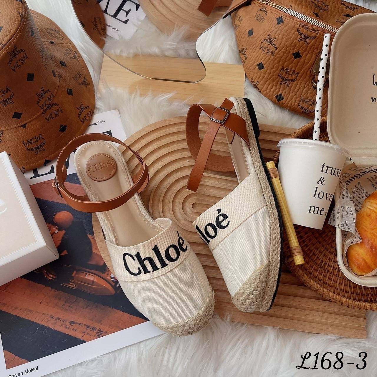 พร้อมส่ง แบบเข้าใหม่ล่าสุดเลยค๊า รองเท้าทรงคัทชูปิดหัว รัดส้น งานโคลเอ้ ทำจากผ้าแคนวาสคุณภาพดี เนื้อนิ่ม ใส่สบาย ทรงสวยมากๆทเก็บหน้าเท้าในตัว ตัวสายรัดส้นทำจากหนังนิ่ม คือบอกได้เลยว่า ใส่ออกมาแล้วปังแน่นอนค๊า