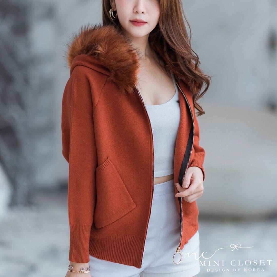 งานขายดี บอกเลยใส่ได้ตลอด สินค้าถ่ายจากงานจริง คุณภาพดีเฟอร์แน่นๆนุ่มๆมีฮู้ด ขนเฟอร์ถอดออกได้ มีซิปหน้า เป๋าข้าง บอกเลยห้ามพลาดค่ะ