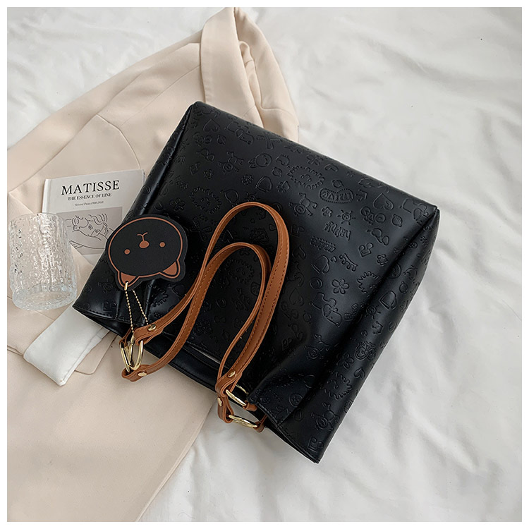 พร้อมส่ง กระเป๋าสะพายไหล่ทรง Shopping หนัง PU ปั๊มลายนูนน่ารักๆ ใบใหญ่จุของได้เยอะ มีซิปเปิดปิด แถมพวงกุญแจหมี