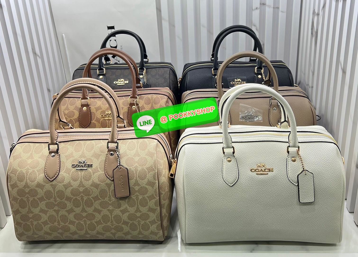 COACH ROWAN SATCHEL IN SIGNATURE CANVAS จุดเด่นของกระเป๋าทรงsatchel bag คือรูปทรงของกระเป๋าดูแข็งแรง มั่นคง ไม่เสียทรงง่าย มาพร้อมหูหิ้วที่ด้านบนของกระเป๋า ลายแคนวาสที่เป็นซิกเนเจอร์แบบเอกลักษณ์ ช่องใช้งานทุ้งภายในและภายนอก นอกจากนี้ กระเป๋าประเภทนี้ยังมี