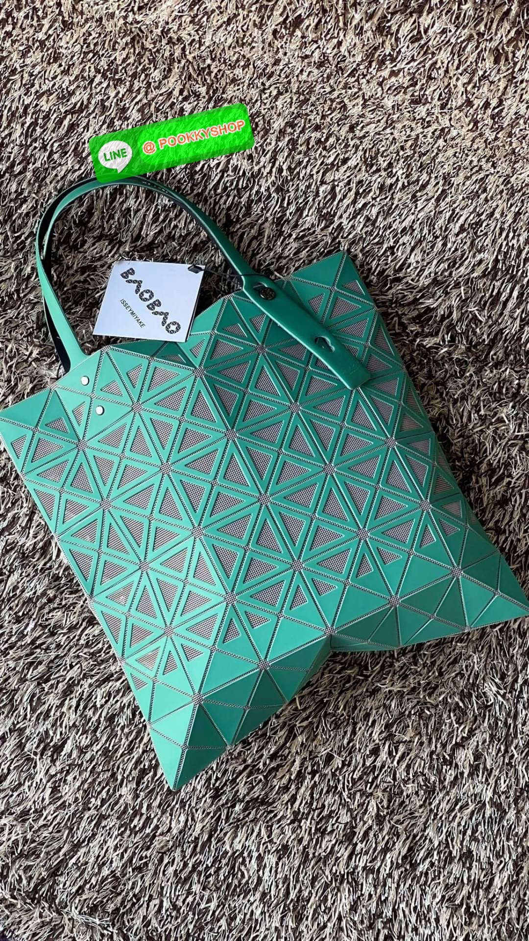 Baobao issey miyake frame tote 6x6 กระเป๋าที่มองทะลุได้เหมือนตะกร้าและให้ความรู้สึกสดชื่น รูปลักษณ์ที่ดูเหมือนมองทะลุได้มากกว่าที่เคยถูกสร้างขึ้นโดยการนำชิ้นส่วนสามเหลี่ยมออกให้กลวงและเหลือไว้เพียงกรอบเท่านั้น ขนาดกำลังดี สามารถใส่ของมีค่าได้ เช่น กระเป๋า