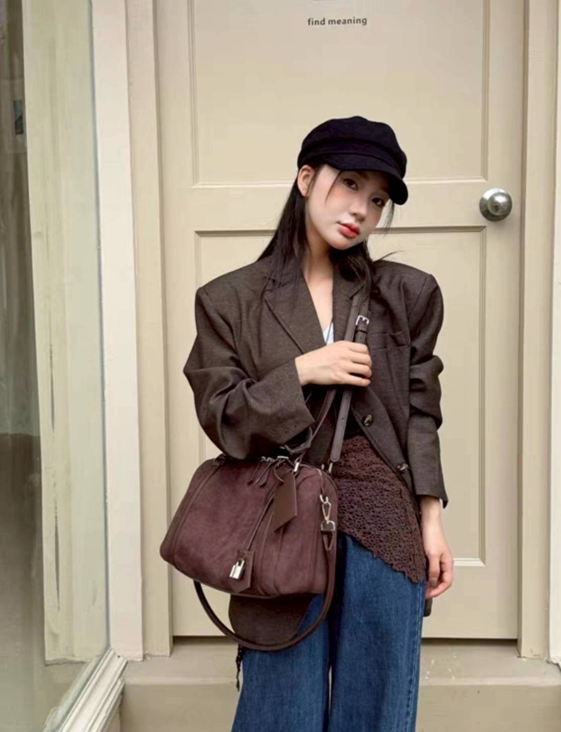กระเป๋าทรง hobo suede bag ดีไซน์เรียบแต่ดูแพงสุดๆ งานหนังกลับนุ่มมือ ผสมกับสายหนังเรียบเนียนคุณภาพดี ให้ฟีลหรูมีคลาสแบบมินิมอลยุโรป ใบนี้ใช้งานได้จริงทุกวัน ดูดีทั้งถือและสะพาย ทรงนิ่มแต่ไม่ย้วย มีโครงเล็กน้อยช่วยให้ตั้งสวย ช่องซิปหลักเปิดกว้าง หยิบของง่า