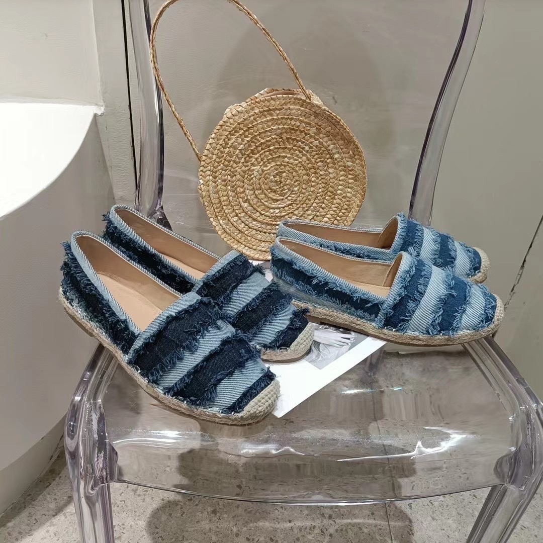 พร้อมส่งคะ Slip on shoe งาน slip on signature ของทางร้าน ผ้ายีนเกร๋ๆ สวยยืน1 🥇มาแล้วจ้า ทรงสวยอย่างดี งานเกร๋เรียบหรูดูแพง ตัวนี้ห้ามพลาดใส่สบายจะแมตช์กับกางเกง👖หรือกระโปรง👗ก็ได้ค่ะ แม่ค้าคอนเฟริม ห้ามพลาดเลยจ้าตัวนี้แนะนำ อย่าช้าร