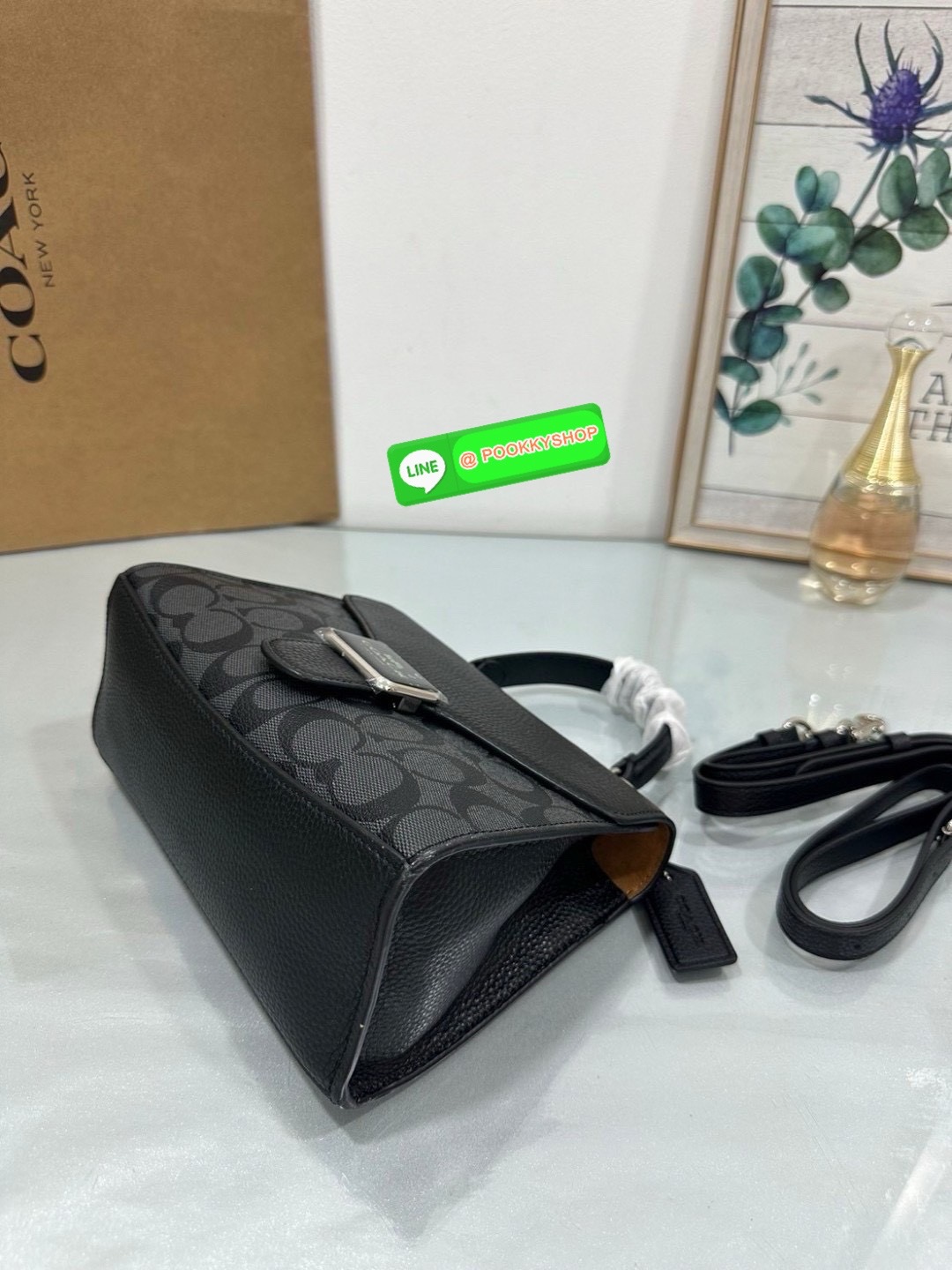 “Classic elegance with a modern twist.” Coach Pepper Satchel – กระเป๋าทรง Satchel ที่ผสานความคลาสสิกและความทันสมัยได้อย่างลงตัว วัสดุคุณภาพเยี่ยม ผสมผสานระหว่างหนังและผ้าแคนวาสลายซิกเนเจอร์ของ Coach เหมาะสำหรับวันทำงานหรือวันพักผ่อน เพิ่มความหรูหราให้กับท