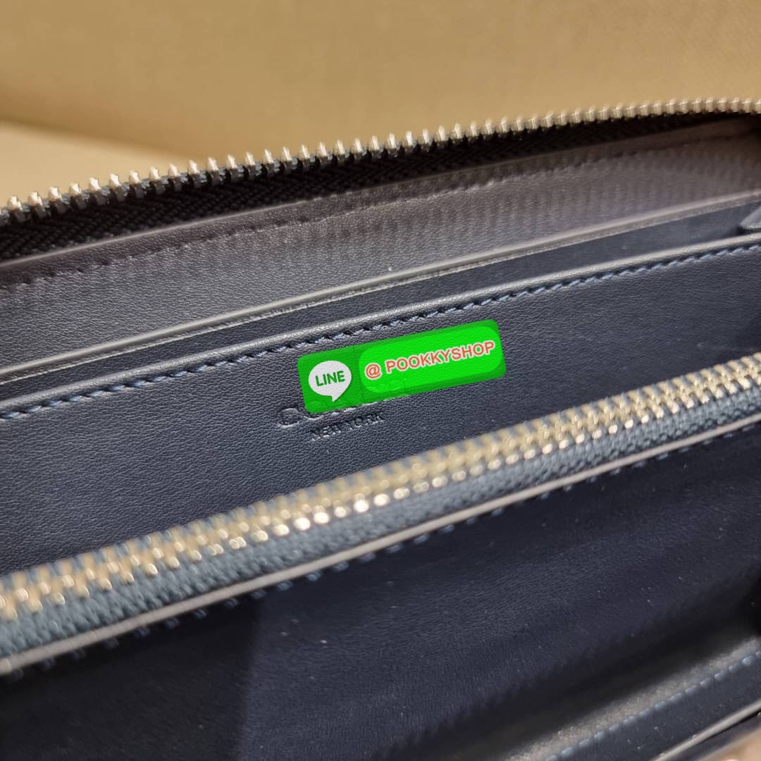 COACH C8313 LONG ZIP AROUND WALLET WITH SIGNATURE JACQUARD WITH STRIPES พร้อมเสิร์ฟความเลิศหรู ใหม่ล่าสุด กระเป๋าสตางค์ใบยาวกึ่งคล้องมือ ดีไซน์ผู้ดี๊ผู้ดี รุ่นขายดี ถือใช้คือขับผิวสุด!! วัสดุผ้า jacquard ลวดลายดูแพง มาพร้อมสายคล้องมือ ถอดออกได้ ภายในใส่บั