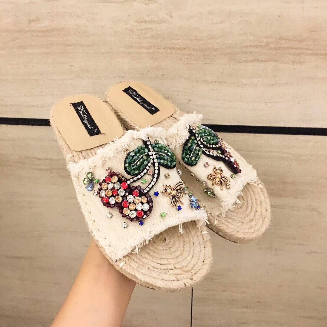 สินค้าขายดี พร้อมส่ง Detail รองเท้าแตะเพชรเชอรี่🍒🍒งานมาใหม่ วัสดุเป็นผ้ายีนส์ งานเกร๋ๆค่ะ งานสวยจริงค่ะ แมทช์กับกระโปรงหรือกางเกงยีนส์ก็ได้ค่ะ ใส่สบาย ใส่ออกมาไม่ซ้ำใครแน่นอนค่ะ ห้ามพลาดเลยคะ ของมันต้องมี