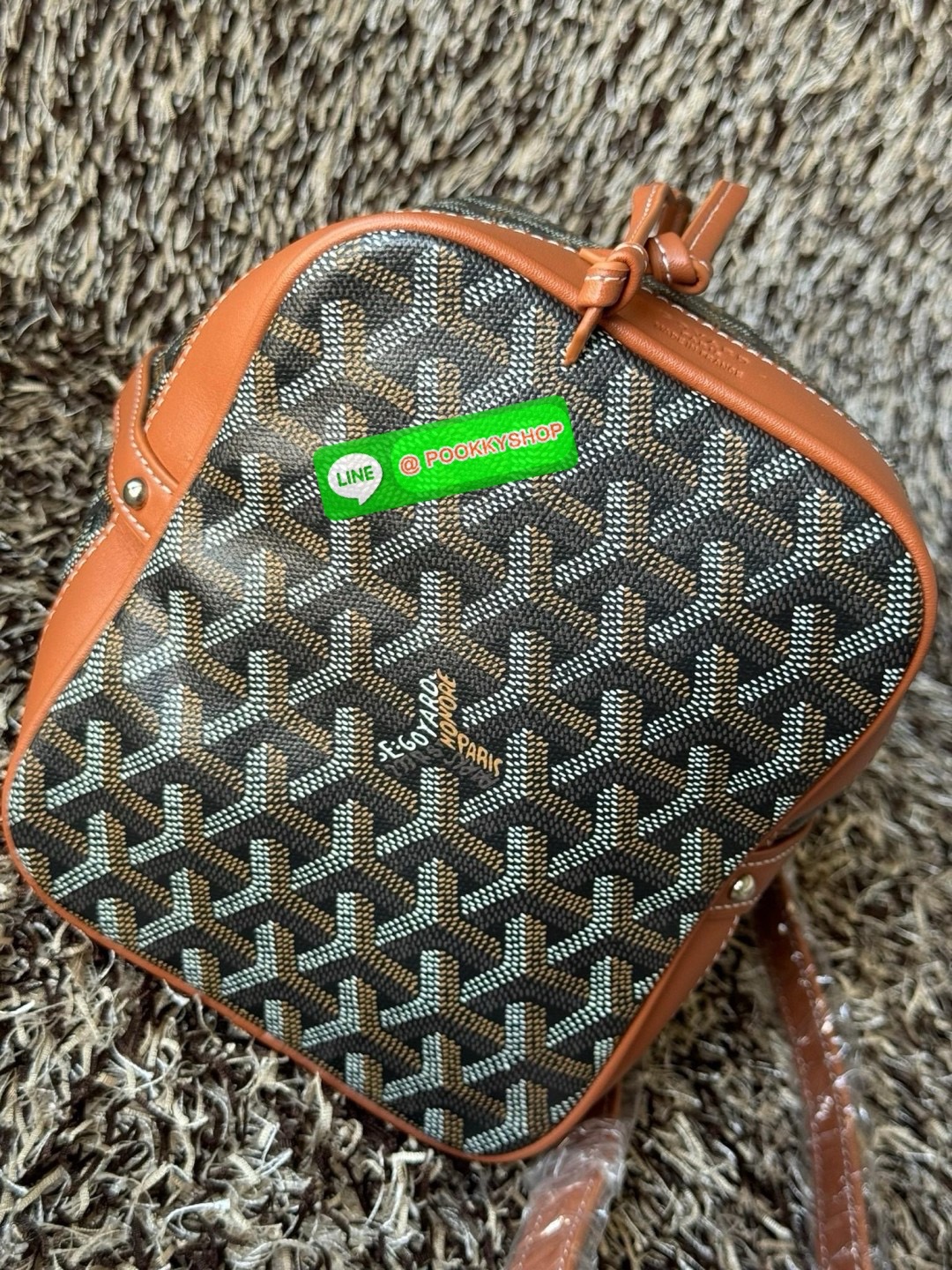 GOYARD PETIT FLOT BUCKET BAG กระเป๋าทรงถังรุ่น Petit Flot เป็น re-issue ของรุ่นดั้งเดิม ด้วยรูปทรงที่ถูกออกแบบมาอย่างสวยงาม ลงตัว เข้ากับทุกการแต่งตัว รวมถึงทันกระแสแฟชั่นทุกยุคทุกสมัย ภายในกว้างจึงสามารถบรรจุสิ่งของได้เยอะจุใจและเก็บของต่าง ๆ ได้อย่างปลอ