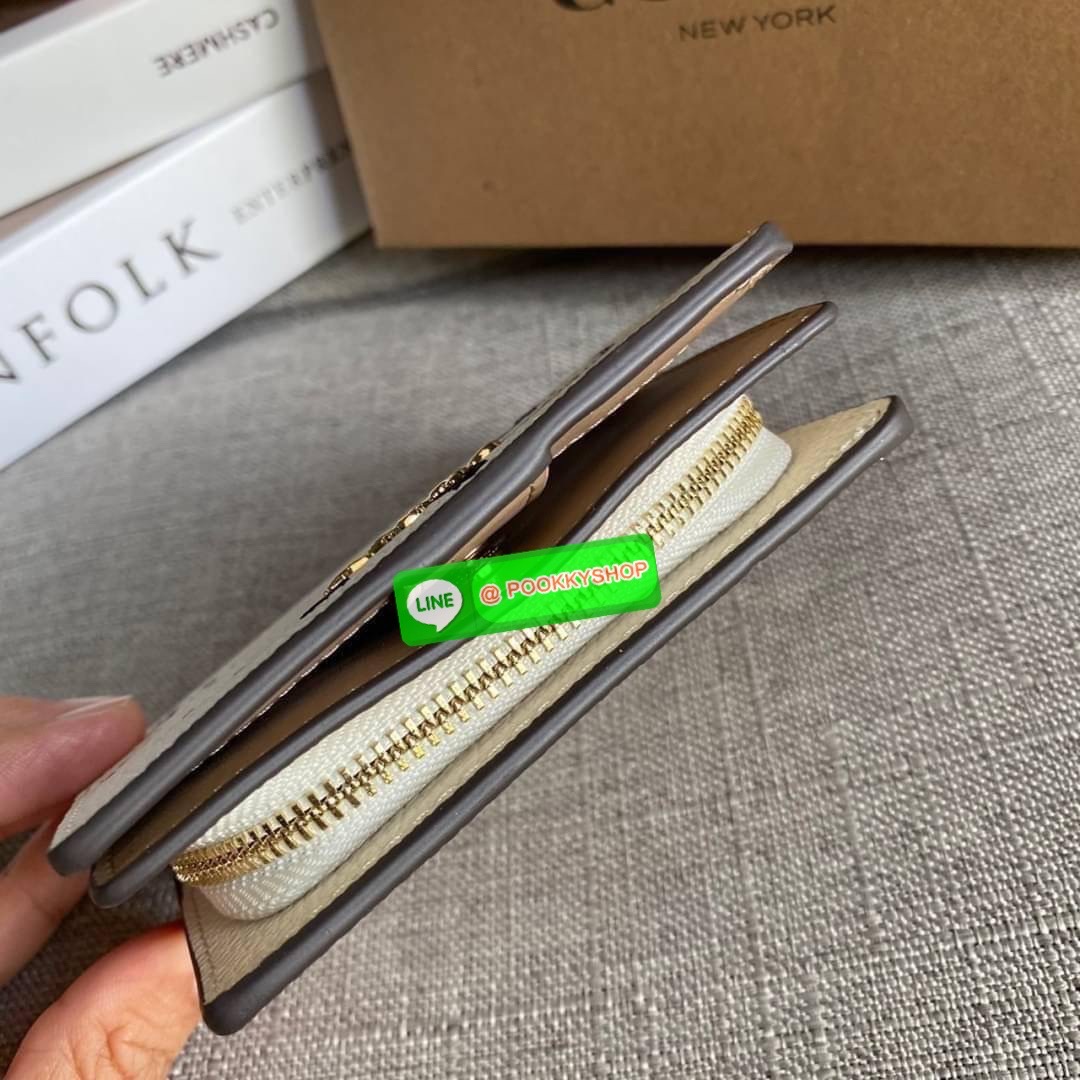 COACH X JEAN MICHEL BASQUIAT SNAP WALLET (COACH C5614) 🛍กระเป๋าสตางค์ใบเล็ก พกพาสะดวก วัสดุหนังแท้ ทนทาน เปิด-ปิดด้วยกระดุม ภายในมีช่องใส่บัตร ใส่ธนบัตรได้ทุกชนิด พร้อมช่องซิปแยกใส่เหรียญคะ