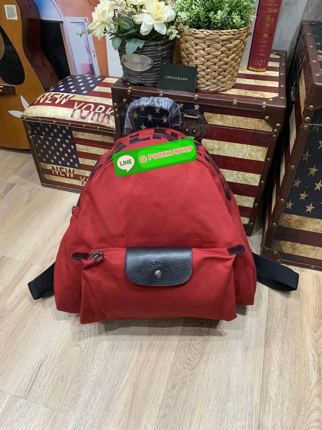 Longchamp by shayne oliver Backpack คอลเลคชั่นแบบลิมิเตทแบบเท่ๆ ที่ออกแบบโดย Shayne Oliver นักดีไซน์เนอร์ชื่อดังระดับโลก ด้วยรูปทรงกระเป๋าเป้ที่ออกแบบมาไม่เหมือนใคร สามารถจัดเป็นกระเป๋าใบใส่เสื้อผ้าได้อีกใบ ด้วยรูปทรงที่กว้างทำให้ใส่ของได้เยอะจุใจ กระเป๋า