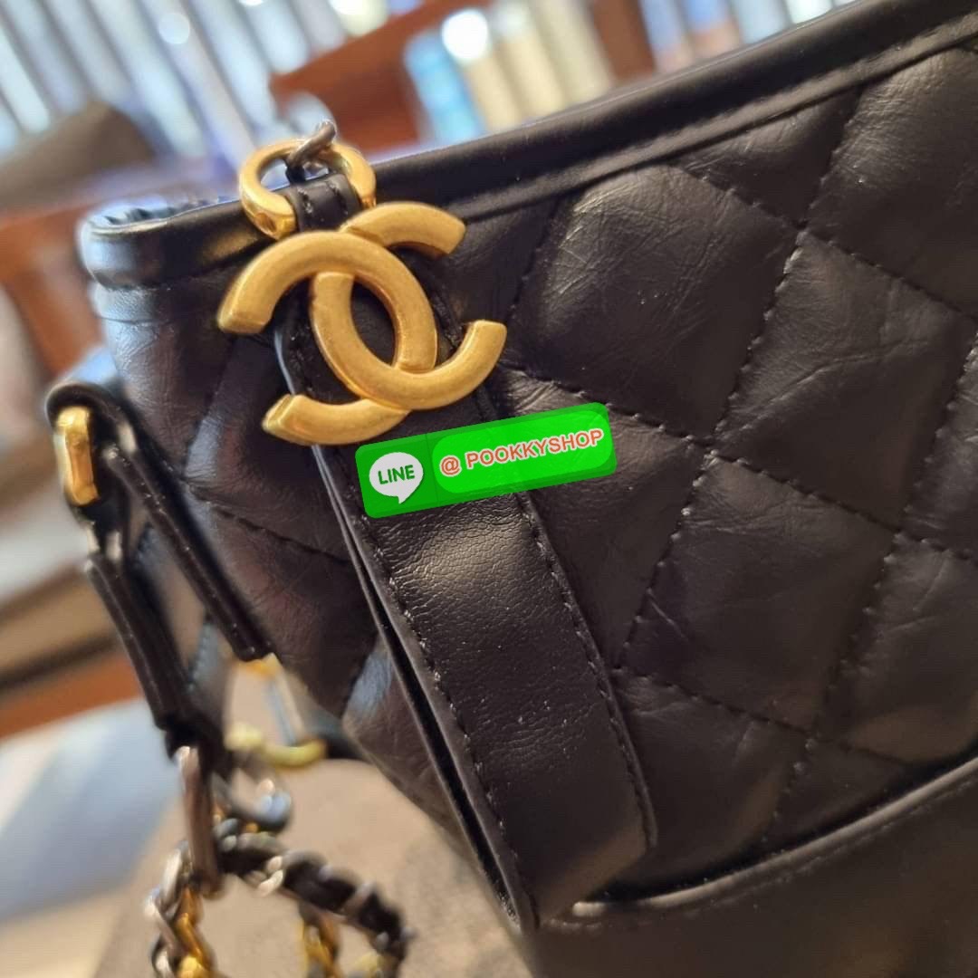 RESTOCK!! LIMITED SHOULDER BAG พรีเมี่ยมกิ๊ฟ Chanel ไซส์คลาสสิค กระเป๋าสะพายข้าง/ไหล่ หนังสังเคราะห์ นิ่ม หรู มาพร้อมพวงกุญแจสัญลักษณ์แบรนด์ พิเศษ!! สายคล้อง jumbo font เพิ่มดีเทลความแพง อะไหล่พร้อมโซ่สะพายสีทองสลับสีเงินรมดำ สามารถสะพาย crossbody หรือสะพ