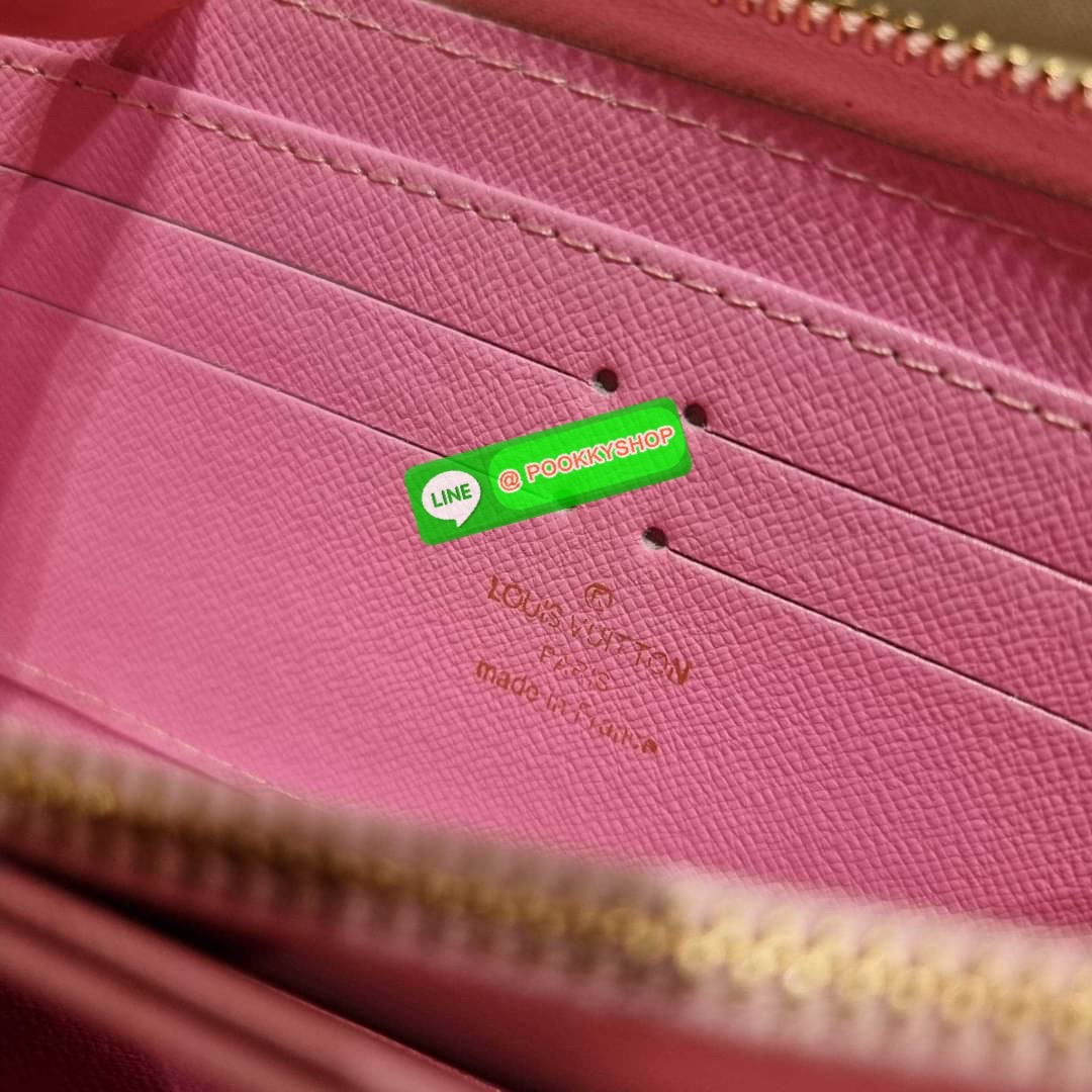 NEW IN!! LV long zip wallet with gwp กระเป๋าสตางค์พรีเมี่ยมกิ๊ฟ ดีไซน์ล่าสุด หนังแก้ววิบวับ หรูหรามาก ใบยาวขนาดกำลังเหมาะมือ ถือแล้วขับผิว ถือออกงานก็คือเลิศ วัสดุหนังแก้วเคลือบผิวกลิตเตอร์ เล่นกับแสงสวยมาก เปิด-ปิดด้วยซิปรอบ ภายในมีช่องใส่บัตรเยอะมาก มีช