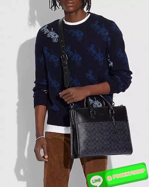 Coach Gotham Folio In Signature Canvas c2682 🔖กระเป๋าใส่เอกสาร Gotham เป็น กระเป๋าเอนกประสงค์ทำให้จัดเก็บเอกสารได้อย่างเรียบง่าย 🔖วัสดุ: แคนวาสตัดหนังแท้ 🔖เปิด-ปิดแบบซิป ด้านบน ภายในมีช่องแยกใส่เอกสารมีพื้นที่สำหรับใส่แล็ปท็อปขนาด