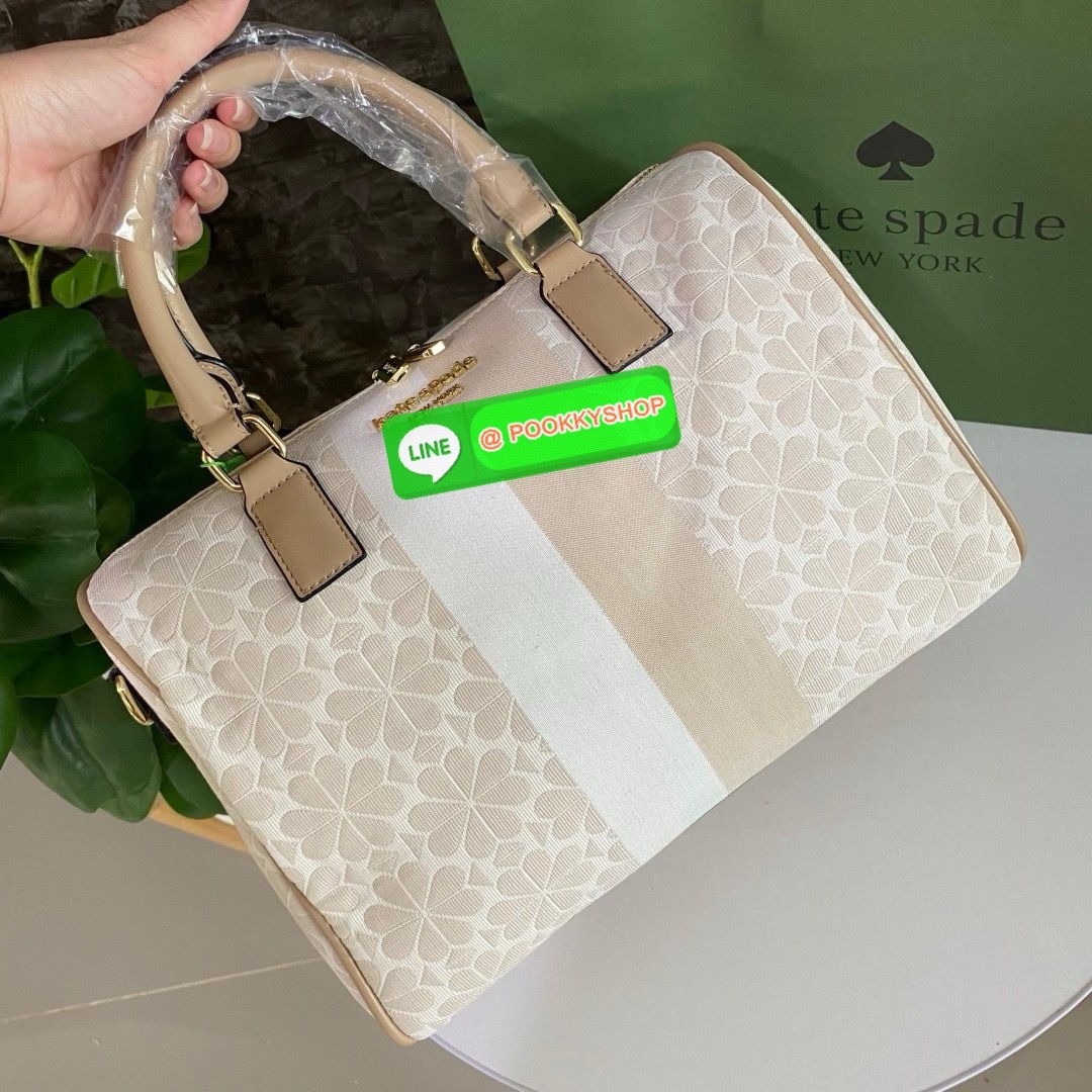 KATE SPADE NEW YORK SPADE FLOWER JACQUARD MANHATTAN DOCTORS BAG กระเป๋าถือหรือสะพายใบใหญ่ทรงหมอน โดดเด่นด้วยลวดลายเอกลักษณ์ทั้งใบ ด้านหน้าตกแต่งด้วยชื่อแบรนด์ เปิด-ปิดกระเป๋าด้วยซิปคู่ ด้านในโล่งกว้าง จุของได้เยอะมากค่ะ มีช่องซิปเล็กและช่องใส่ของจุกจิกค่ะ