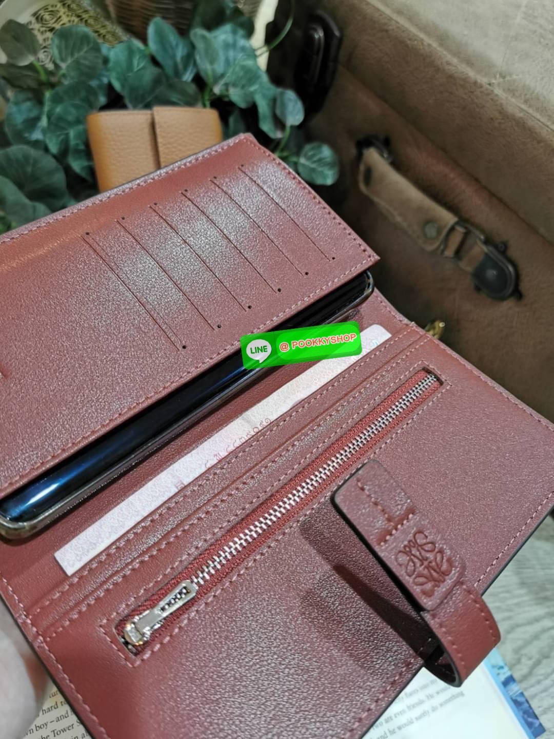 ✴️Don't Miss!✴️NEW! LOEWE LONG WALLET BAG VIP GIFT WITH PURCHASE-GWP กระเป๋าพรีเมี่ยมกิ๊ฟ Limited จาก LOEWE DUTYFREE COUNTER วัสดุหนังแท้เทคเจอร์สวยอยู่ทรงปั้มโลโก้แบรนด์ด้านหน้าเปิดปิดด้วยกระดุม ภายในมีช่องใส่ธนบัตรหลายช่อง ช่องหลักสาม