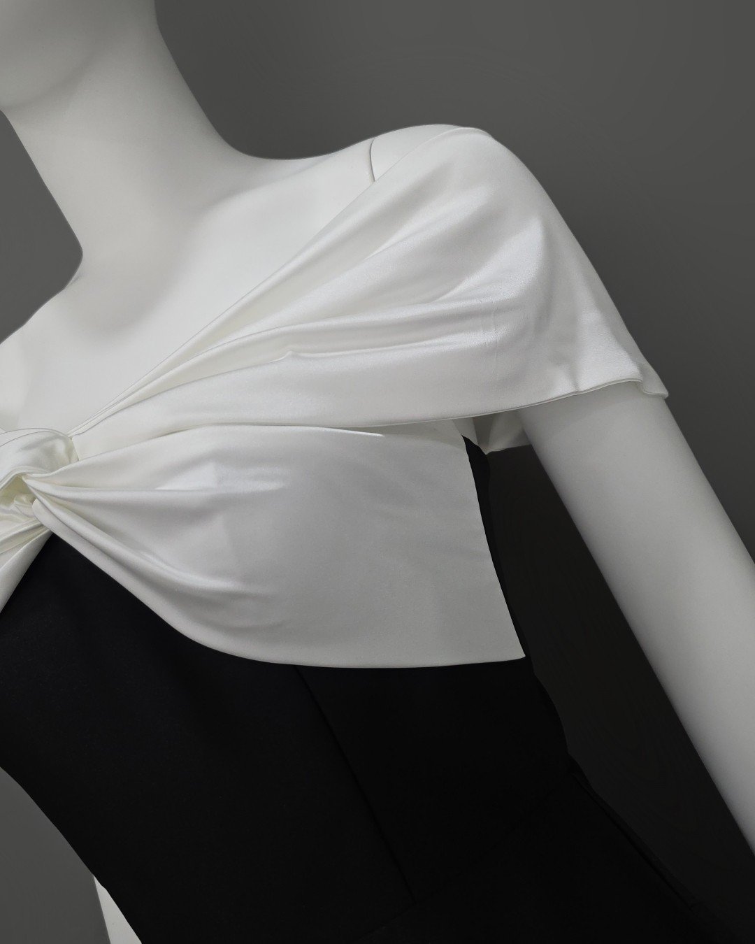 เดรสแฟชั่น เดรสเสื้อคล้องคอแขนกุด ทรงเข้ารูป กระโปรงบาน มีกระเป๋าข้าง