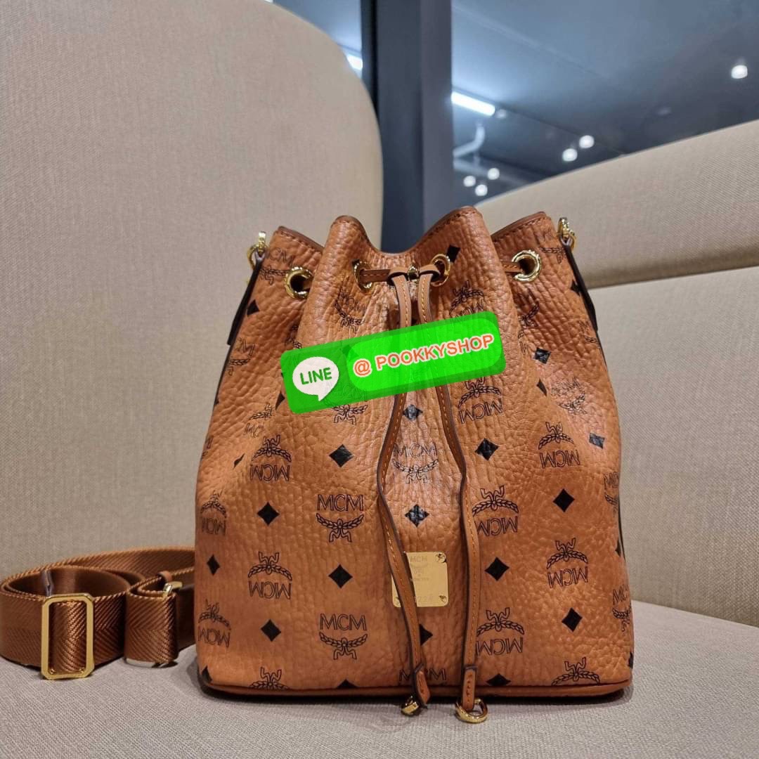 MCM MEDIUM ESSENTIAL DRAWSTRING BAG IN VISETOS กระเป๋าสะพายทรง bucket ไซส์ medium ใบใหญ่กำลังดี รูดเปิด-ปิดด้วยหนัง และยังมีกระดุมแม่เหล็กติดกันของหล่น พิเศษที่มีสายสะพายให้ 2 แบบ สายคล้องไหล่หรือถือได้ และสายสปอร์ตสะพายข้าง วัสดุหนังแคนวาสคุณภาพดี ภายในโ