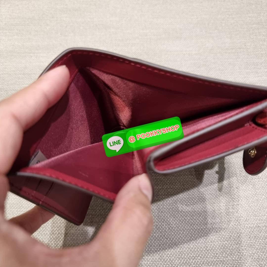 COACH C7413 MEDIUM CORNER ZIP WALLET WITH ORNAMENT PRINT คอลเลคชั่นใหม่ กระเป๋าสตางค์ใบกลาง ดีไซน์ใหม่ สุดหรู คละลายพริ้นท์เต็มใบ น่าใช้ไปอีก วัสดุหนังแคนวาสเคลือบลาย ภายในมีช่องใส่บัตร ใส่ธนบัตรได้ครบ และมีช่องซิปแยก ใบจริงสวยมากๆ แนะนำจ้า ราคาสุดคุ้มครบ