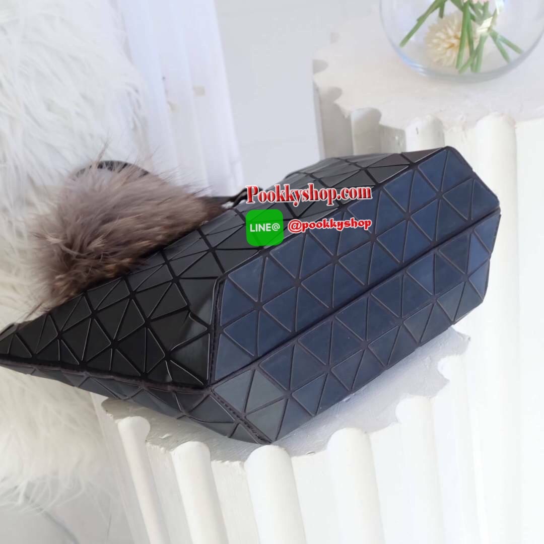 รุ่นขายดี ลาย Limited edition หายาก 👍ปรับทรงได้ 2 แบบ น่ารักมาก สวยที่สุด มาพร้อม พวงกุญแจปอมๆ เข้า set เลิศคะ กระเป๋า จากแบรนด์ David Jones กระเป๋าสะพายข้างดีไซน์เกร๋มาก สีสวยหรูมาก ขนาดกะลังดีเลย น้ำหนังเบามากคะ ภายในมีช่องเก็บของจุกจิกได้ มีถุง