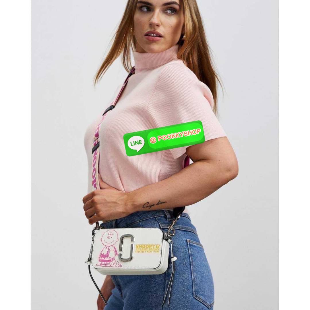PEANUTS × MARC JACOBS THE SNAPSHOT CROSSBODY BAG คอลเลคชั่นแสนคิวท์ ที่ยกขบวนเหล่าซุปตาร์การ์ตูนมาให้แบบจัดเต็ม กับไอเท็มยอดฮิตที่โดดเด่นเป็นเอกลักษณ์ กระเป๋าสะพายข้างสุดปัง ดีไซน์ลายพรินท์แก๊งค์การ์ตูนสุดฮอต เรียกได้ว่าไม่ซ้ำใคร!! วัสดุหนังวัว สวยอยู่ทรง