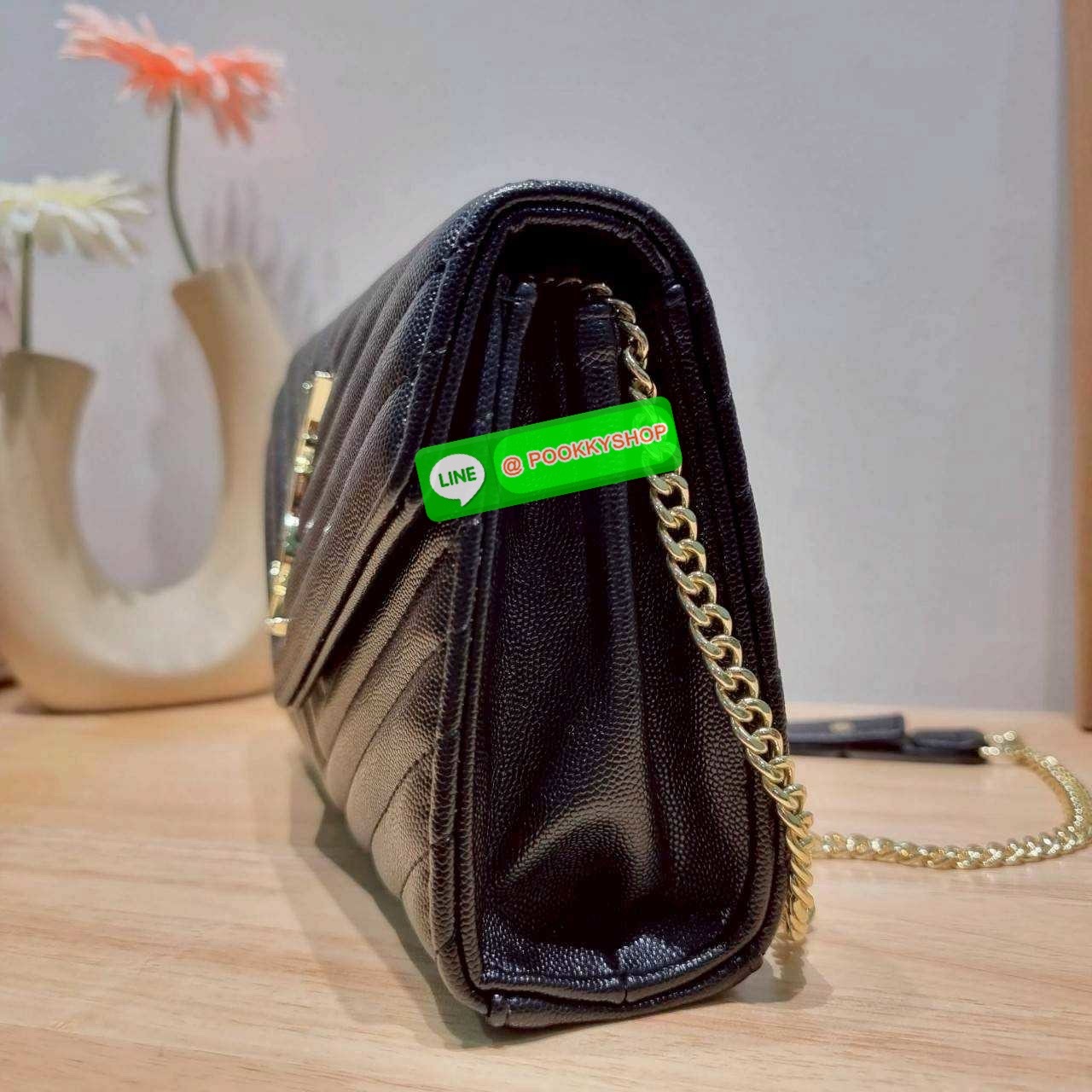 🔆 Model YSL clutch bag with chain ไม่เคยผิดหวังจริงๆ!! กับรุ่นที่สาวๆรู้กัน กระเป๋าสะพายพรีเมี่ยมกิ๊ฟ จากเคาน์เตอร์ vip dutyfree ทรง woc สุดฮอต ดีไซน์เรียบหรู โดดเด่นด้วยโลโก้ด้านหน้า เพิ่มดีเทลความผู้ดี ใช้งานง่ายเพียงแค่เปิด-ปิดด้วยกระดุมแม่เหล็