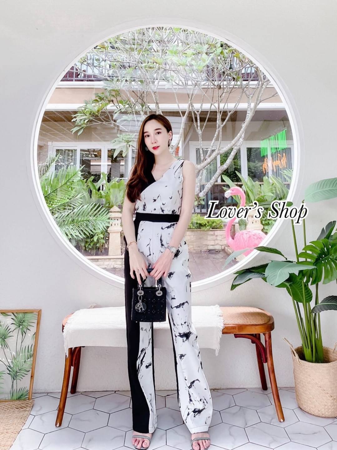 Detail : มาเพิ่มแล้วค้า จั้มสูทลายหินอ่อน ลุคเรียบหรูดูดี โทนสีสุดคลาสสิคขาวดำ ตัดต่อระหวางลายหินอ่อนกับผ้าพื้นดำ ทรงคอวีหน้า-หลัง เนื้อผ้าหนาเป็นทรงสวย งานซิบหลัง ชุดนี้ใส่ได้บ่อยค่ะ ใส่ยังไงก็สวย ไฮโซ ใส่แล้วดูแพงมากๆค้า